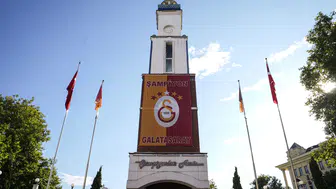 Galatasaray’ın 26’ncı şampiyonluk bayrağı Şampiyonlar Anıtı’na çekildi