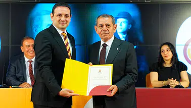 Galatasaray’da Dursun Özbek ve yönetimi mazbatalarını aldı