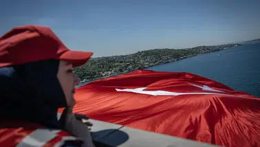 İstanbul Boğazı’ndaki köprüler, 15 Temmuz’un 10. yılında Türk bayraklarıyla donatıldı