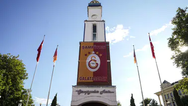 Galatasaray’ın 26’ncı şampiyonluk bayrağı Şampiyonlar Anıtı’na çekildi