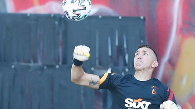 Galatasaraylı kaleci Fernando Muslera gençlere taş çıkartıyor!