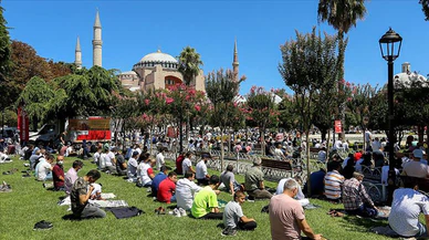 Ayasofya-i Kebir Cami-i Şerifi'ndeki cuma namazına yoğun katılım