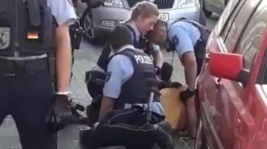 Alman polisi aracını hatalı park eden Türk aileyi darp etti