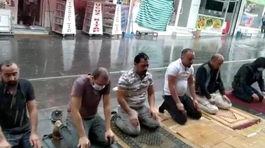 Sağanak yağışa rağmen Cuma namazını bırakmadılar