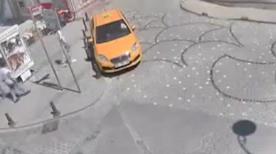 Taksici, aracına binen turistin cep telefonunu kaçırdı!