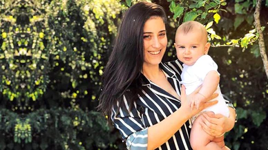 Kaya'nın bebeğiyle set arkasında verdiği poza yorum ve beğeni yağdı