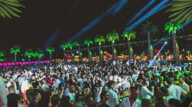 KKTC’de sosyal mesafesiz parti tepki çekti