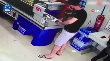 Yere düşen parayı önce ayağıyla gizledi sonra cebine attı