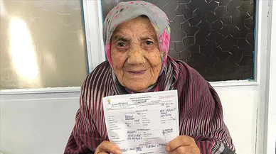 Erdoğan sevgisi 112 yaşındaki 'Güllü nine'yi parti üyesi yaptı