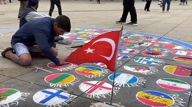 Almanya'da ülke bayraklarını yere çizen sanatçı Türk bayrağını asmayı tercih ediyor