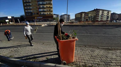 Ağrı Belediye Başkanı Sayan temizlik işçileriyle çöp topladı, süpürgeyle temizlik yaptı
