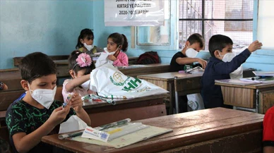 İHH’den Afrin’deki 2 bin 500 öğrenciye kırtasiye desteği