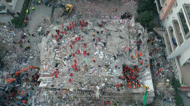 Enkaz altındaki anne ve 4 çocuğuna ulaşıldı