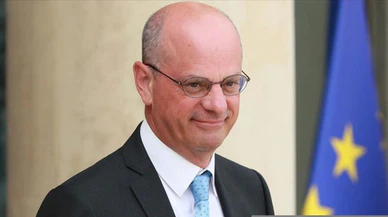 Fransa’da Eğitim Bakanından kendisinin konu edildiği çizgi romana sansür