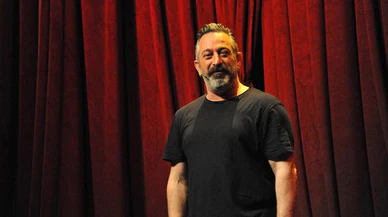 Komedyen Cem Yılmaz CHP'li belediyelere göz kırptı