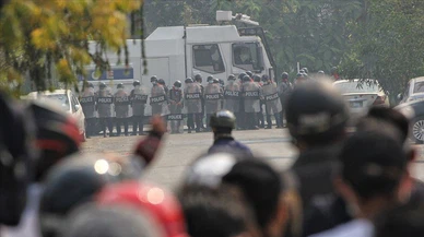 Myanmar'da güvenlik güçleri protestoculara karşı ses bombası ve gerçek mermi kullandı