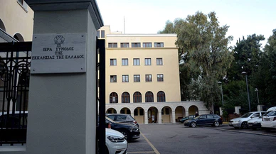 Yunanistan'da mahkemenin kararına tepki gösteren rahip, salondakilere kezzapla saldırdı