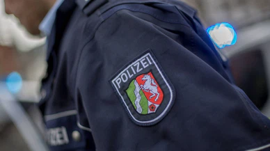 Almanya'da polis, copuyla gazetecilere saldırdı