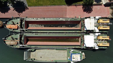 İBB'nin iskeleye bağlı olarak müsilaj temizleyen gemileri havadan görüntülendi