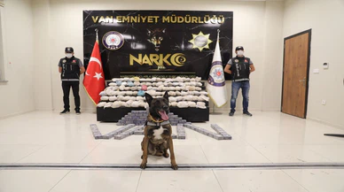 Van'da polisin "dur" ihtarına uymayan sürücünün aracında 155 kilo 675 gram eroin bulundu