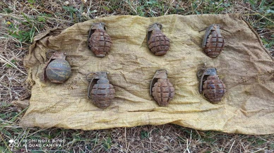 Hakkari'de toprağa gömülü el bombaları ele geçirildi