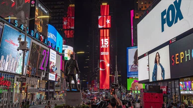 FETÖ'nün 15 Temmuz darbe girişimi Times Meydanı'nda anlatıldı