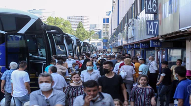 İstanbul'da havalimanları ve otogarlarda bayram hareketliliği yaşanıyor