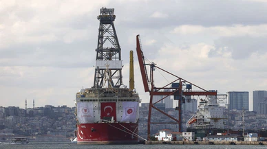 Yavuz Sondaj Gemisi, kule söküm işlemleri için Haydarpaşa Limanı'na yanaştırıldı