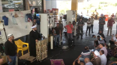 Benzin istasyonunda cuma namazı