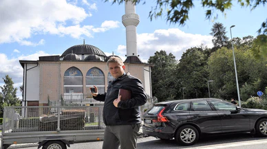 Danimarkalı İslam karşıtı siyasetçi Paludan'dan İsveç'te Türk camisi önünde provokasyon