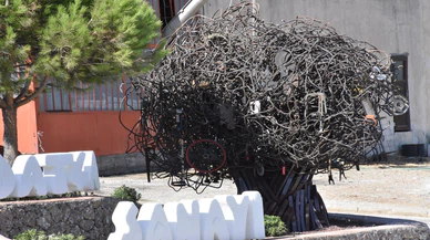 Datça'da yapılan Sanayi Ağacı heykeli tartışmaya neden oldu