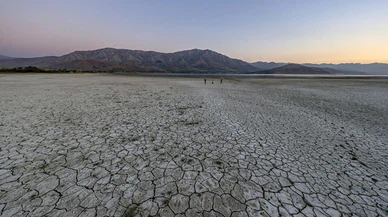 Kuraklık nedeniyle Van Gölü'ndeki çekilme sürüyor