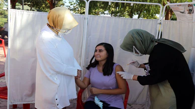 Elazığ'da vatandaşlar cemevinde aşı oldu
