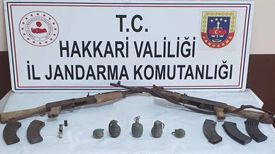 Hakkari'de mağaraya gizlenmiş silah ve el bombaları ele geçirildi