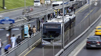 Metrobüs arızası nedeniyle Beylikdüzü hattında araç kuyruğu oluştu