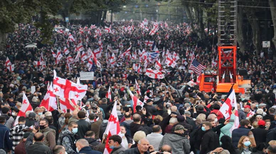 Gürcistan'da binlerce kişi tutuklu eski Cumhurbaşkanı Saakaşvili için sokağa çıktı