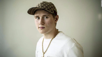 İsveç'in en popüler rapçilerinden biri olan 19 yaşındaki Einar, uğradığı silahlı saldırı sonucu hayatını kaybetti