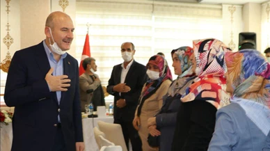 İçişleri Bakanı Soylu, Muş'ta çocukları için HDP önünde eylem yapan ailelerle görüştü