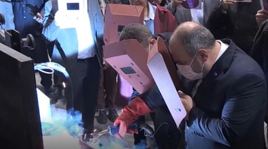 Bakan Varank Sakarya'da ziyaret ettiği fabrikada kaynak yaptı