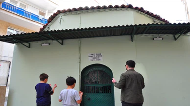 Sokağı ikiye bölen türbe görenleri şaşırtıyor