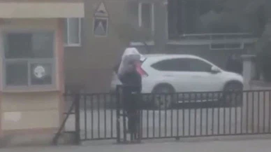 İstiklal Marşı okunurken omzundaki yükle saygı duruşunda bulundu