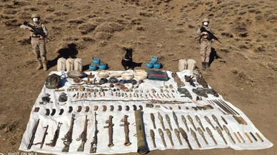 Hakkari'de sığınağa gizlenmiş patlayıcı düzenekleri, silah ve mühimmat ele geçirildi