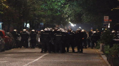 Sırbistan'da savaş suçlusu Mladic'in duvar resminin korunmasına ilişkin protestolar sürüyor