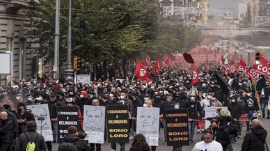 Napoli'de işsizlik ve işten çıkarmalara karşı gösteri düzenlendi