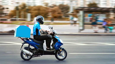 'Kimsin' diye sorduğu moto kurye öldürdü