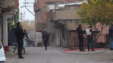 Diyarbakır'da istinat duvarına asılan PKK paçavrası indirildi