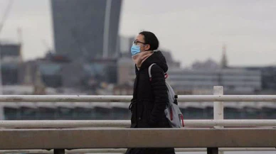 İngiltere'de yeniden kapalı alanlarda maske takma zorunluğu getirildi