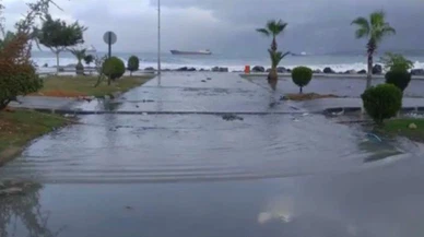 İskenderun'da fırtına: Deniz taştı, caddeler su altında kaldı