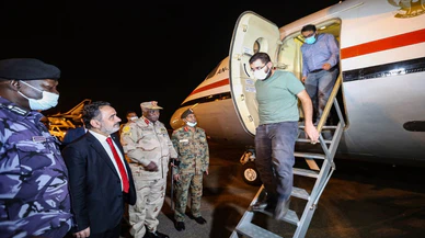 Sudan'da kurtarılan iki Türk vatandaşını taşıyan uçak başkent Hartum'a doğru yola çıktı