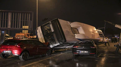 EGO otobüsü otomobillerin üzerine devrildi, 16 kişi yaralandı